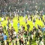 Suasana kerusuhan antarsuporter dengan petugas di Stadion Kanjuruhan Malang. Foto: tangkapan layar