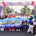Wali Kota Kediri, Abdullah Abu Bakar, bersama warga di World Walking Day 2023. Foto: Ist