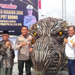 Kapolres Madiun bersama pejabat tinggi dijajarannya sedang menunjukkan kepala elang sebagai simbol Madiun Zero Knalpot Brong. Foto: Hendro Suhartono.