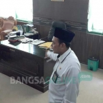 Munir menunjuk ruang kerja Kepala Kemenag Gresik Muh. Muafaq Wirahadi yang digeledah KPK. foto: SYUHUD/ BANGSAONLINE
