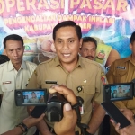 Kepala Disperindag Jember Bambang Saputro saat diwawancarai wartawan.