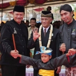Wali Kota Madiun Maidi dan Bupati Madiun Ahmad Dawami mengapresiasi kegiatan Suran Agung yang rutin digelar tiap tahun. 