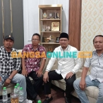 Ketua DPRD Kabupaten Pasuruan, Sudiono Fauzan atau yang akrab disapa Mas Dion, saat kedatangan tamu dari sejumlah perwakilan LSM. Foto: AHMAD FUAD/BANGSAONLINE