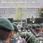 Pangdam V/Brawijaya, Mayjen TNI Farid Makruf, saat memberi arahan kepada prajurit dan PNS.