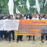 Para buruh yang tergabung dalam FSPMI Kabupaten Tuban saat demo di depan kantor PT Delta Indratama Orion (DIO), Desa Socorejo, Kecamatan Jenu, Senin (15/1/2024).