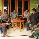 Ketua Panwascam Gudo, Sugeng Riyadi (berkaos) berbicara dengan Kapolres Jombang, AKBP Tri Bisono Soemiharso (duduk, 3 dari kanan) terkait temuan pemilih yang nyoblos 2 kali.
