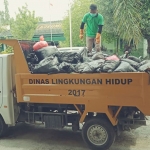 Pengangkutan sampah penanganan khusus oleh DLH Kabupaten Ngawi. (foto: ist)