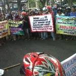 DUKUNGAN – LSM Anglingdarmo kala mendatangi kantor Kejari Bojonegoro untuk mendukung penanganan kasus korupsi, Rabu (14/5/2014). foto : eky nurhadi/BangsaOnline

