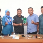 Serah terima cenderamata Kepala Disominfotik Kota Pasuruan dan Kepala Diskominfosan Kota Yogyakarta.