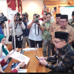 Pj Gubernur Jawa Timur, Adhy Karyono saat menyerahkan zakat lewat QRIS Baznas (dok. Ist)