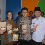 Menteri BUMN Rini Soemarno (dua dari kiri) memperlihatkan kopi Van Ndillem khas Trenggalek. foto: HERMAN/ BANGSAONLINE