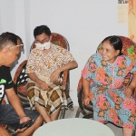 Slamet, penderita kanker mulut didampingi ibunya Sumini, saat menerima kunjungan anggota DPRD Nganjuk, Karyo. foto: BAMBANG/ BANGSAONLINE