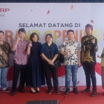 Para jajaran Sharp Indonesia bersama para distributor.