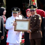 Wali Kota Surabaya Tri Rismaharini memberikan penghargaan kepada 13 jajaran Kejaksaan Tinggi (Kejati).
