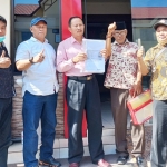 Barisan Pembela Pondok Pesantren saat melaporkan ketua LP2KP Kabupaten Mojokerto ke Polres Mojokerto.