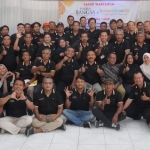 Para wartawan dan karyawan HARIAN BANGSA dan BANGSAONLINE foto bersama usai Rapat Kerja (Raker) di Aula RM Agis Surabaya, Rabu (13/12/2023). Foto: bangsaonline