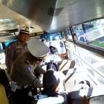 ?

Petugas saat mengecek identitas penumpang didalam Bus yang melintas di jalan Brigjend Katamso Kota Kediri. Foto : arif kurniawan/bangsaonline