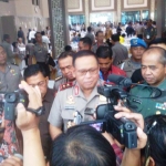 Kapolda Jawa Timur, Irjen Pol Luki Setiawan bersama Pangdam V Brawijaya, Mayjen TNI Arif Rahman memberikan keterangan kepada awak media.