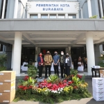 Mayapada Group memberi bantuan kemanusiaan untuk penanganan Covid-19 kepada Pemkot Surabaya oleh Direktur Mayapada Healthcare Group, Charlie Salim, Jum