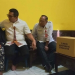 Pj Wali Kota Mojokerto didampingi sejumlah pejabat terkait saat berkunjung ke rumah lansia tidak mampu dari Gunung Anyar.
