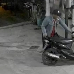 Aksi pelaku saat mencuri motor yang terekam CCTV.