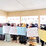 Ibu-ibu dari Desa Bator saat menggelar demo di Kantor Kecamatan Klampis, Bangkalan.