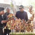 Wali Kota Kediri Abdullah Abu Bakar (berkacamata) saat meninjau salah satu stan yang menampilkan produk kesenian berupa wayang kayu. Foto: Ist. 