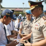 Kapolres Malang AKBP Yade Setiawan Ujung menyerahkan piagam dan hadiah kepada pemenang lomba vlog.