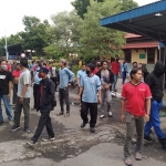 Ratusan pekerja PT Industri Kemasan Semen Gresik (IKSG) di Desa Socorejo, Kecamatan Jenu, Kabupaten Tuban saat melakukan aksi mogok kerja.
