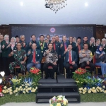 Bupati Lamongan, Yuhronur Efendi, saat foto bersama pengurus IDI Cabang Lamongan periode 2022-2026.