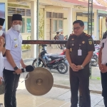 Bupati Bangkalan R. Abdul Latif Imron Amin (kiri) memukul gong sebagai tanda di-launching-nya Rumah Restorativ Justice Kecamatan Labang, Rabu (25/5/2022).