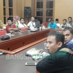 Awak media Bangkalan di ruang meeting Pendopo Agung ketika ramah tamah dengan Bupati, Wakil Bupati, serta Mantan Kepala Dinas Kominfo, Sabtu (10/05/2019). foto: FAUZI/ BANGSAONLINE