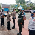 Sekda Tuban, Budi Wiyana saat memberikan lencana kepada anggota keplisian, TNI dan Dishub, Kamis (22/12/2022).