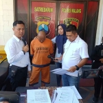 Petugas dari Polres Malang saat konferensi pers terkait prostitusi online.