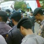 Aksi demo yang dilakukan mahasiswa di depan Pemkab Sumenep. (Faisal/BANGSAONLINE)