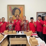 Eri Cahyadi dan Armuji, bersama DPC PDIP Surabaya. 