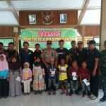 Perum Perhutani KPH Jatirogo besama Forkopimcam dan GKMT Singgahan, Bangilan, Jatirogo berfoto bersama anak yatim dan warga Desa Kumpulrejo, Kecamatan Bangilan, Jumat (2/3).