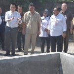 Wakil Bupati Mojokerto Pungkasiadi mendampingi Gubernur Khofifah di PT. Mega Surya Eratama Kecamatan Ngoro.