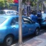 Petugas saat memberi tilang pada taksi yang ngetem di jalan Pemuda.