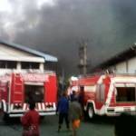 ?

Kobaran Api yang menjalar, dua PMK yang datang melakukan evakuasi pemadaman.(Nanang Ichwan/Bangsaonline).