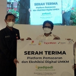 Perwakilan dari PSPK UGM Yogyakarta bersama Exxon Mobil Cepu Limited saat meluncurkan kanal berjejaring dan pemasaran digital UMKM.