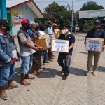 Aksi kepedulian karyawan PT Kitoshindo yang membagikan 60 paket sembako kepada Supeltas. (foto: YUDI EP/ BANGSAONLINE)