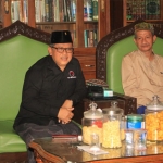 Sekjend PDIP Hasto Kristiyanto bersama pengasuh Pondok Pesantren Progresif Bumi Shalawat Sidoarjo, Agoes Ali Masyhuri.