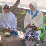 Azka Khoirunisa JCH termuda Embarkasi Surabaya dari kloter 15 asal Kota Malang saat bersama ibunya. foto: YUDI ARIANTO/ BANGSAONLINE