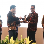 Direktur Utama Bank Jatim, Busrul Iman, saat menerima penghargaan dari KPK.