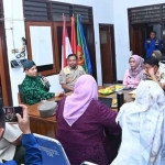 Bupati Trenggalek, Mochamad Nur Arifin, saat rapat koordinasi di kantor satpol pp.