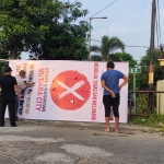 Warga Perumahan Pondok Mutiara Harum dan Mutiara Regency saat memasang banner penolakan pembangunan Perumahan Mutiara City.