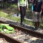 TRAGIS - Kondisi mayat korban dengan pakaian dinas security yang ditutupi daun pisang akibat tertabrak KA. (haris/BANGSAONLINE)