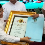 Ketua Umum PKB, Muhaimin Iskandar memberikan penghargaan Gus Muhaimin Award kepada pengurus, lembaga, banom NU di Jawa Timur pada acara 