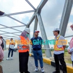 Bupati Gresik, Fandi Akhmad Yani, bersama Kepala DPUTR Gresik, Dhiannita Tri Astuti, saat meninjau proyek Jembatan Kacangan. Foto: SYUHUD/BANGSAONLINE